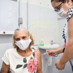idosa sendo vacinada