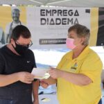 pessoa procura por emprego