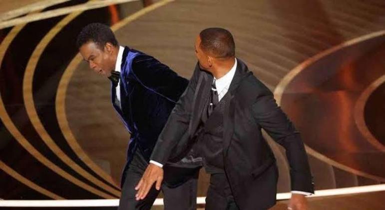 Will Smith agride humorista durante o evento do Oscar