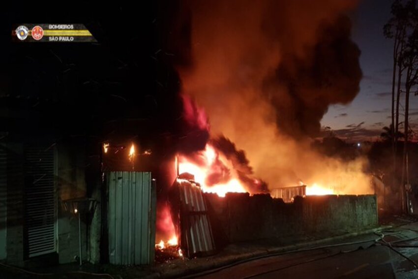 Em São Bernardo, depósito de pneus pega fogo no centro da cidade