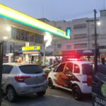 viaturas no posto de gasolina