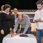 prefeito Joá Auricchio Júnior assina termos