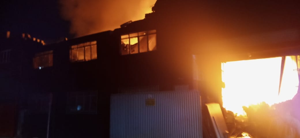 Em São Caetano, galpão no bairro Prosperidade pega fogo