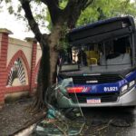 ônibus colidido em árvore