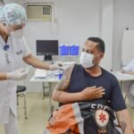funcionários da saúde sendo vacinado