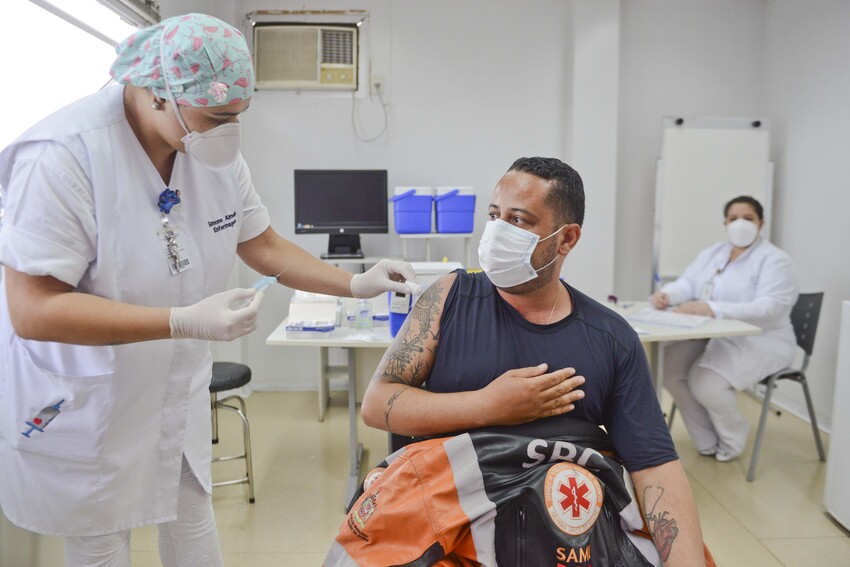 funcionários da saúde sendo vacinado