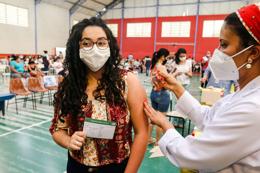 adolescente sendo vacinada em São Bernardo