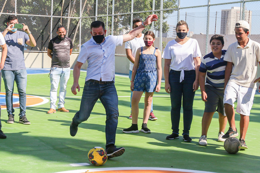 prefeito Orlando Morando chuta bola de futebol em quadra inaugurada