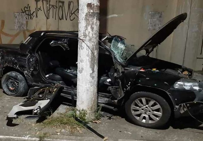 carro colide em poste na avenida José Fornari
