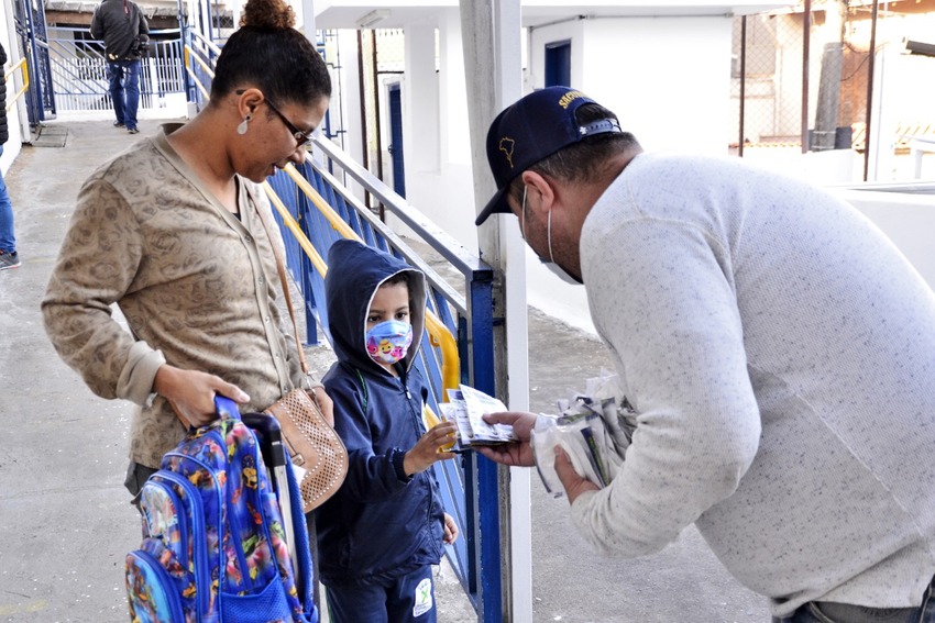 aluno recebe máscara em Santo André