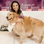 veterinária com cão