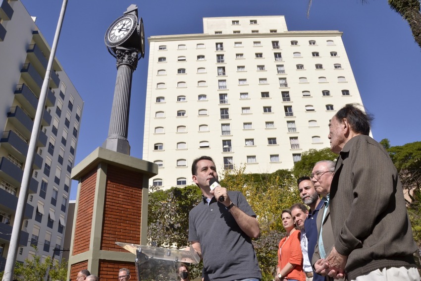 prefeito Paulo Serra inaugura espaço com novo relógio 