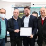 empresário recebe prêmio de Tite e Auricchio