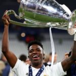 Vini Jr com a taça de campeão