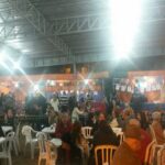 pessoas na quermesse de santo Antônio