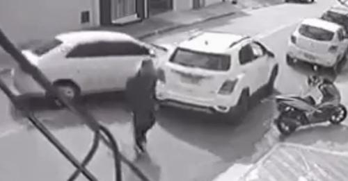 Vídeo: Vítima joga carro contra ladrão para evitar assalto em Santo André