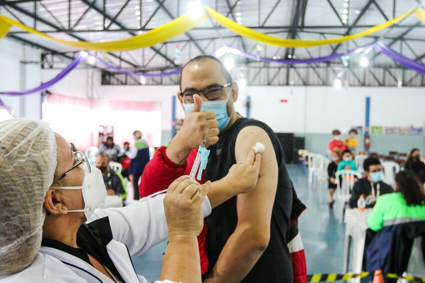 homem sendo vacinado contra covid em São Bernardo