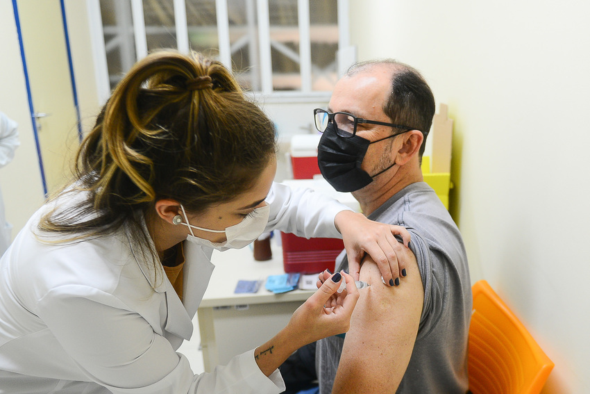 pessoa acima de 50 anos toma vacina em São Bernardo