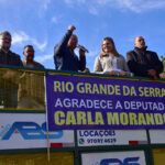 prefeito Claudinho da Geladeira ao lado da deputada Carla Morando