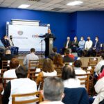 prefeito Auricchio e agentes sêniores