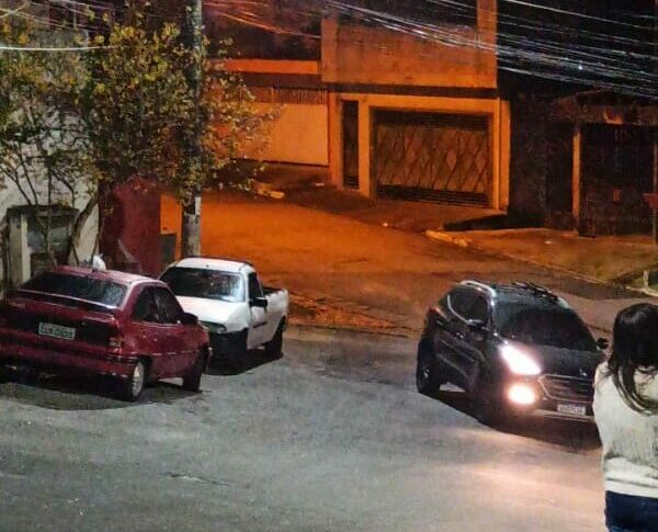 Vídeo: Em Diadema, ladrões roubam carro e celular de moradora no Inamar