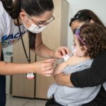 criança sendo vacinada contra a gripe