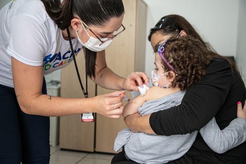 criança sendo vacinada contra a gripe