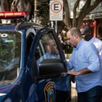 Auricchio ao lado de novas viaturas