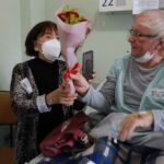 paciente presenteia esposa com flores