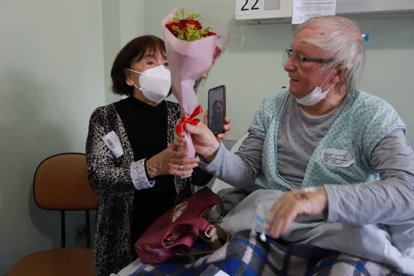 paciente presenteia esposa com flores