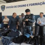 entrega de armas e uniformes