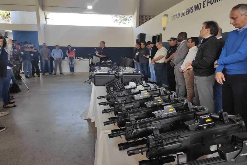 armas e unifeormes entregues à GCM de São Caetano