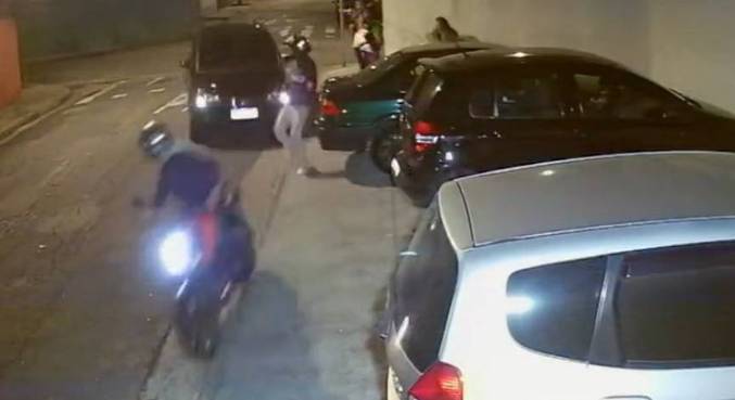 Motorista joga carro em dupla que roubaria mulher com criança em Sto.André