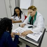 desempregada faz cadastro para vaga de emprego