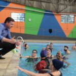 prefeito Orlando Morando durante aula de natação