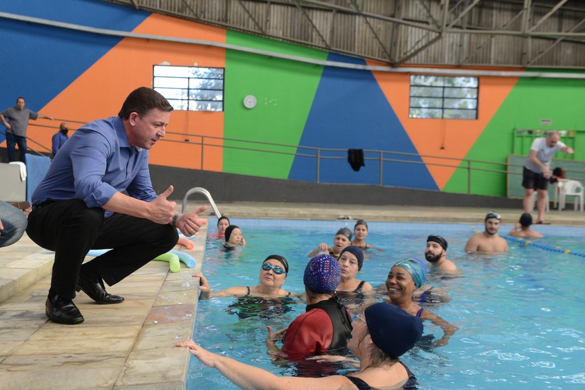 prefeito Orlando Morando durante aula de natação