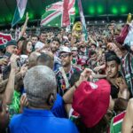 jogador fred junto com a torcida do fluminense
