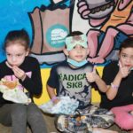 crianças comendo hambúrguer em Santo André