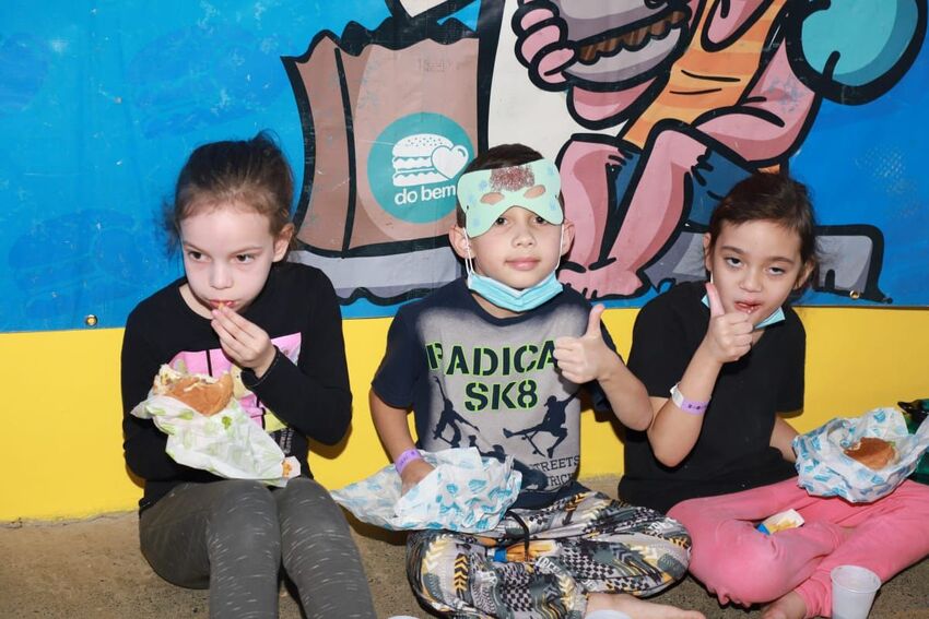crianças comendo hambúrguer em Santo André