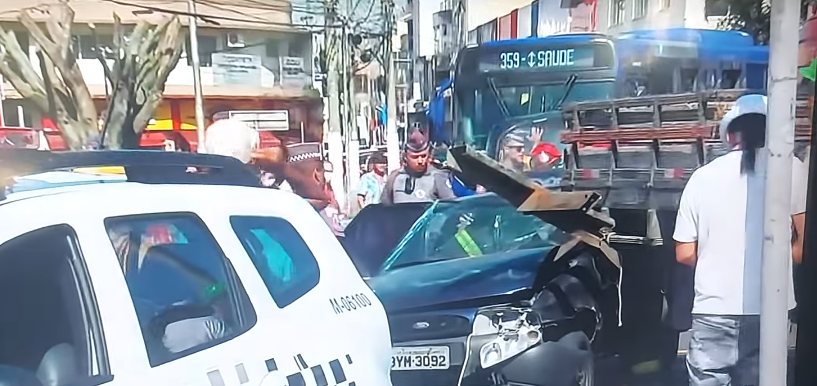 acidente entre carro e caminhão na avenida Faria Lima