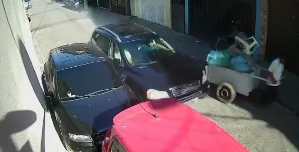 Vídeo: Dupla faz arrastão, bate o carro e quase atropela catador em Sto.André