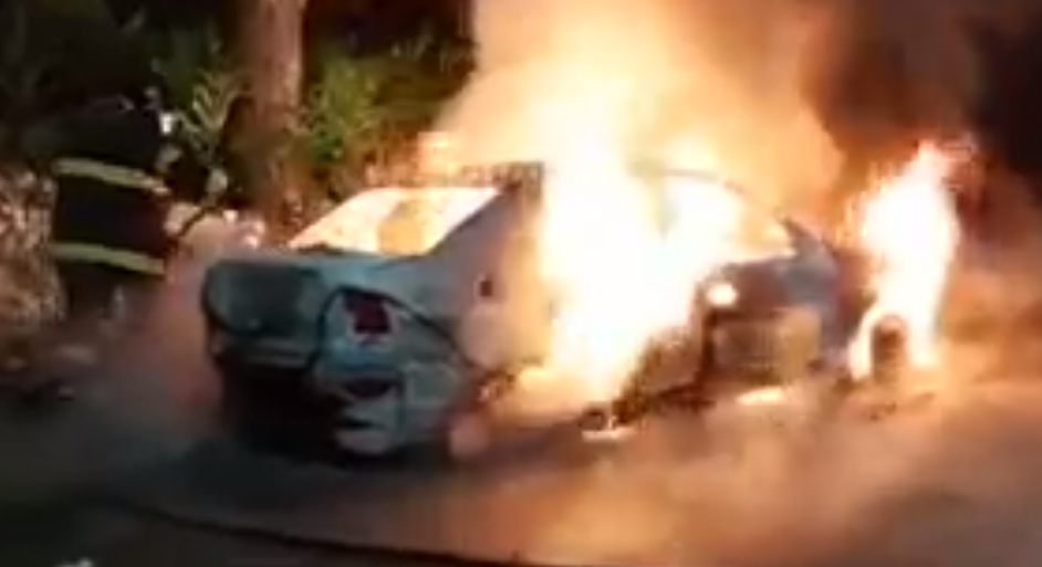 Populares ateiam fogo em carro que colidiu com moto em Rio Grande da Serra