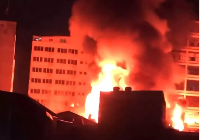 Incêndio de grandes proporções atinge prédios na região da 25 de Março