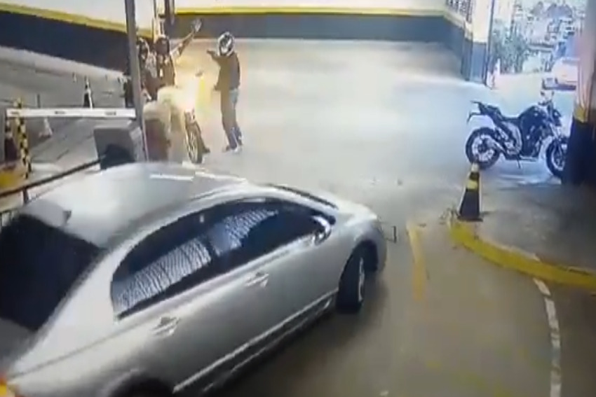 Vídeo: Dupla invade shopping de Diadema e rouba arma e colete do segurança