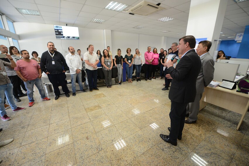 prefeito Orlando Morando com alunos do Sebrae