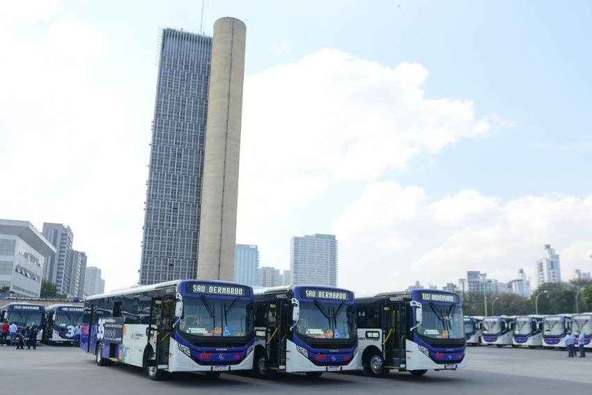 entrega de ônibus novos em São Bernardo