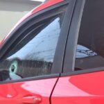 vidro atingido por disparos da arma