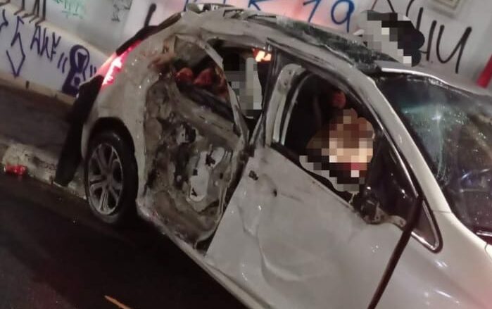 Motorista capota o carro e abandona três vítimas feridas em Santo André