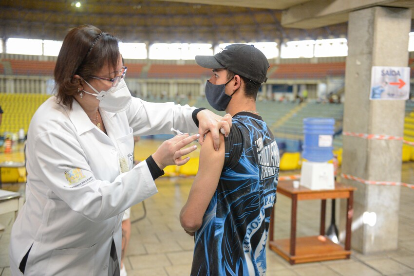 jovem sendo vacinado
