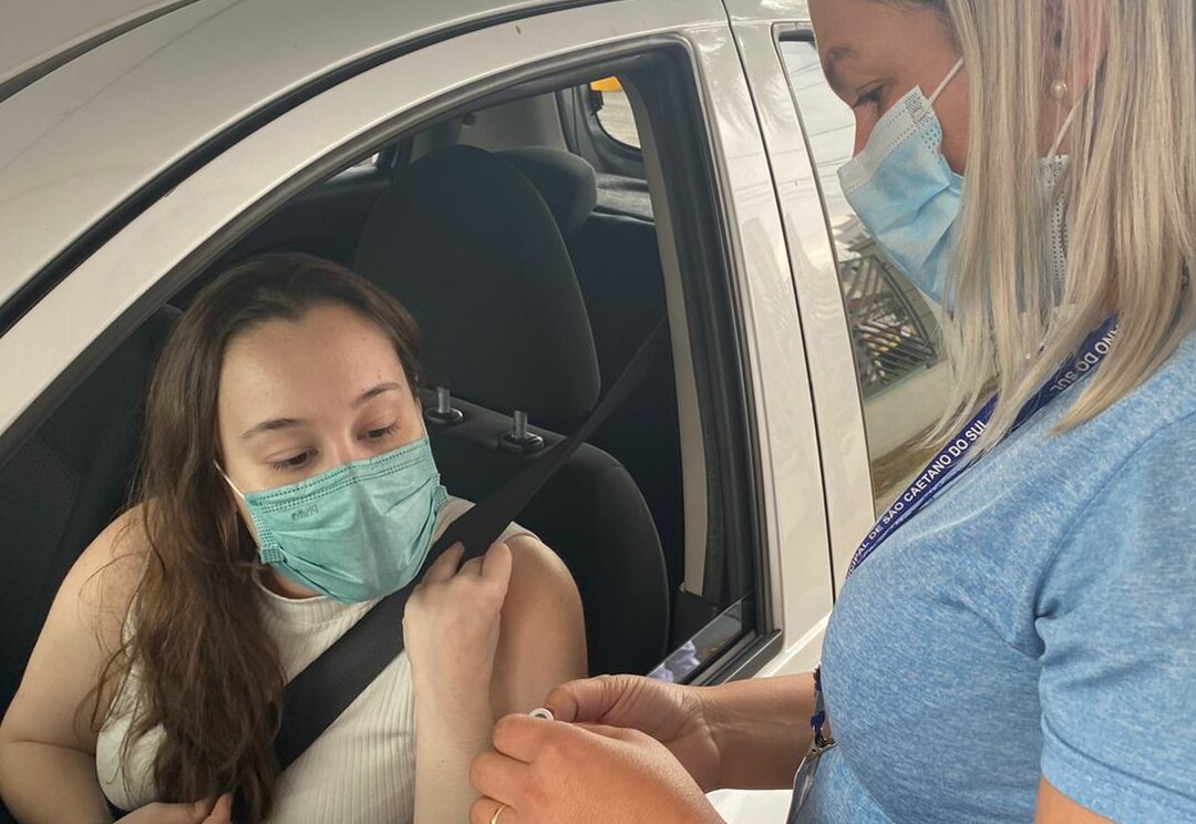 jovem sendo vacinada em São Caetano